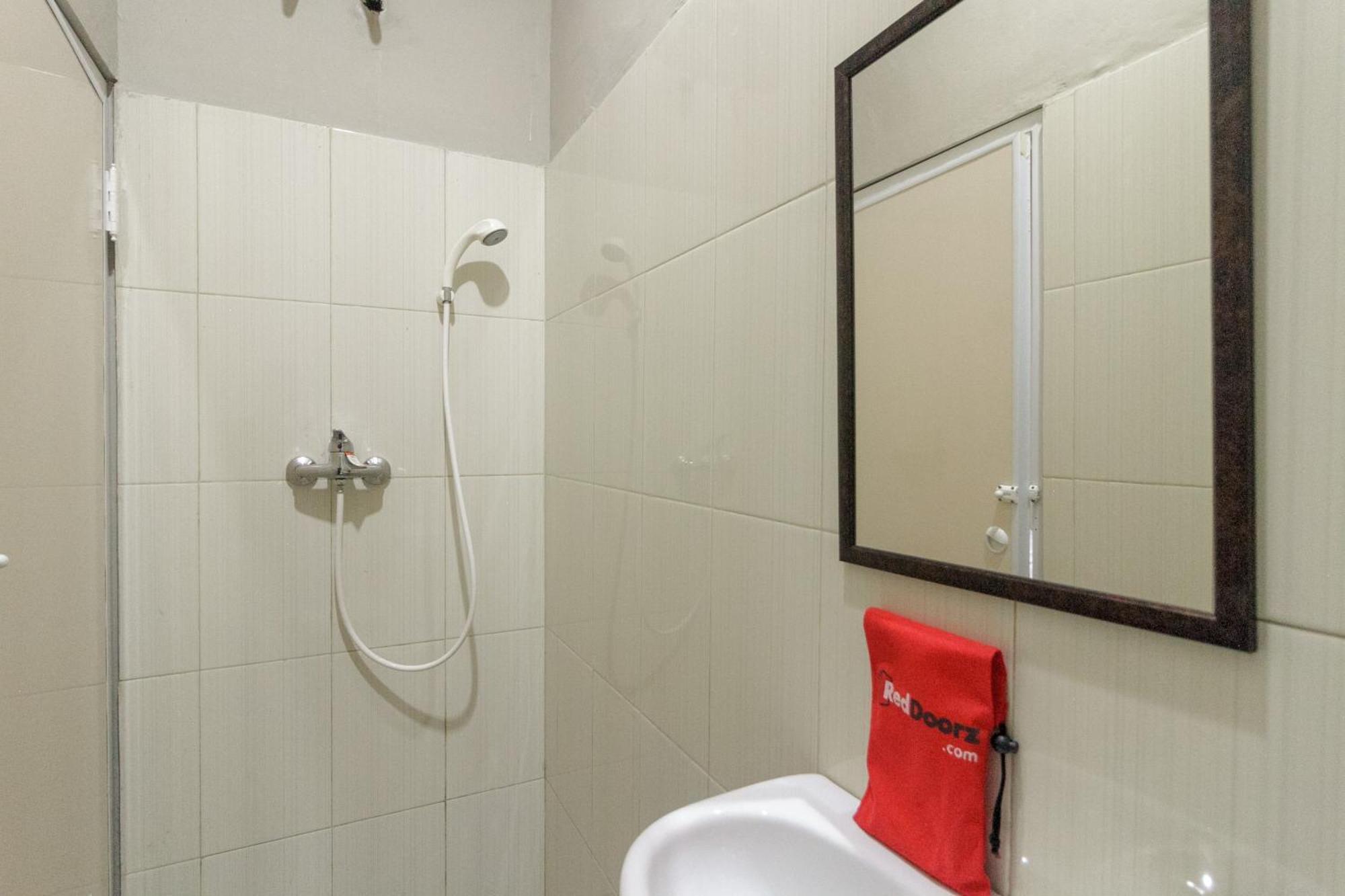 Reddoorz Near Puri Indah Mall جاكرتا المظهر الخارجي الصورة